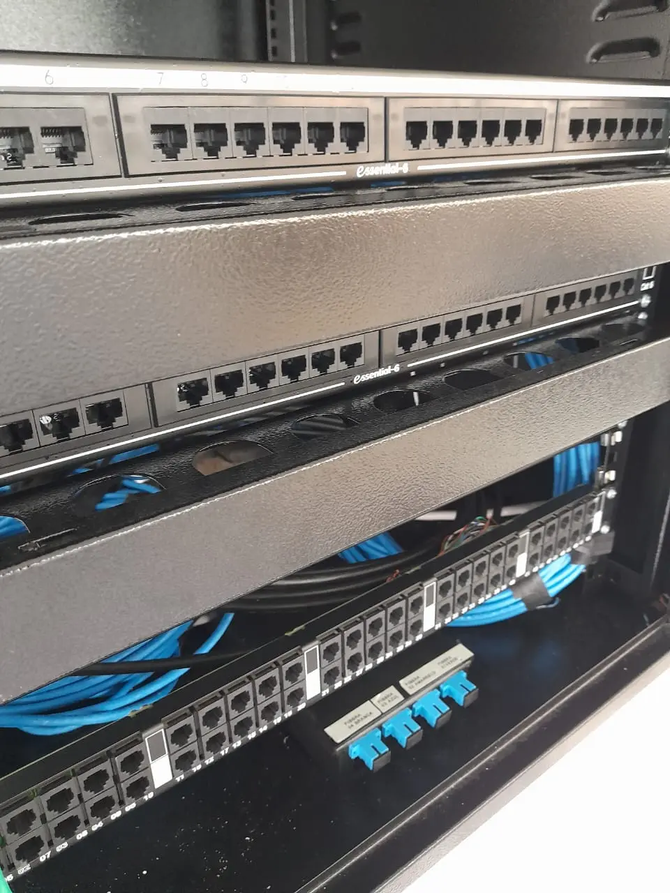 Patch panels instalados em rack